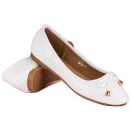 Bailarina blanca con un lazo blanco 4