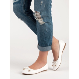 Bailarina blanca con un lazo blanco 6