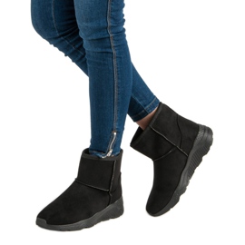 Botas de nieve en la plataforma negro 1