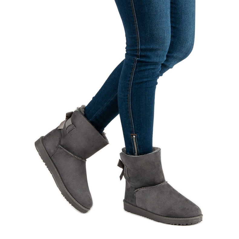 Queentina Mukluki gris con un lazo 2 Queentina Mukluki gris con un lazo 2