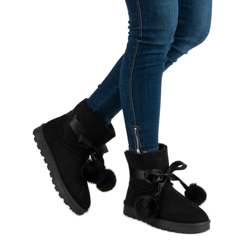 Mukluki negro con pompones 2