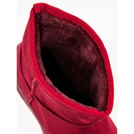 Botas de nieve en la plataforma rojo 2