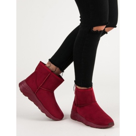 Botas de nieve en la plataforma rojo 4