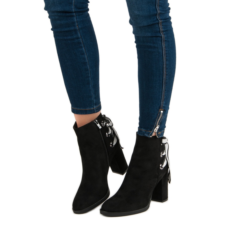 Ideal Shoes Botas de moda en el poste. negro 1