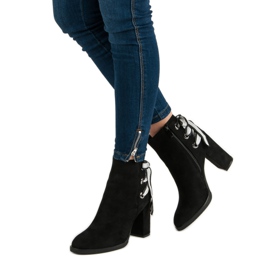 Ideal Shoes Botas de moda en el poste. negro 2