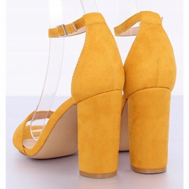Sandalias amarillas en el poste Y2385-27 Amarillo 1