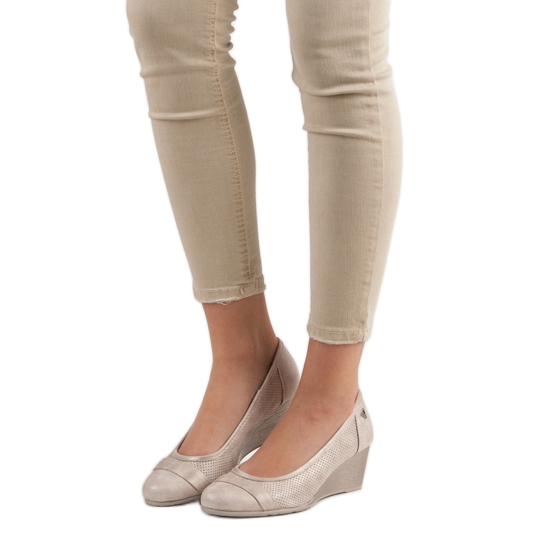 Zapatos de salón con purpurina en la cuña VINCEZA marrón 1