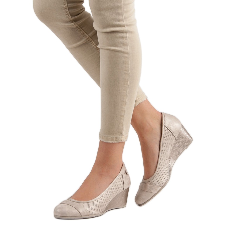 Zapatos de salón con purpurina en la cuña VINCEZA marrón 2