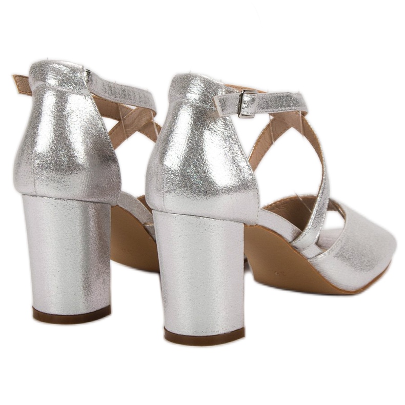 Sandalias plateadas en una barra VINCEZA gris 1