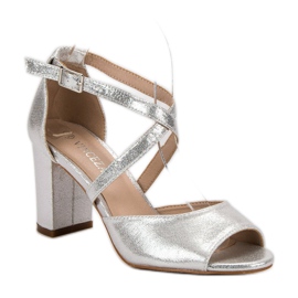 Sandalias plateadas en una barra VINCEZA gris 4