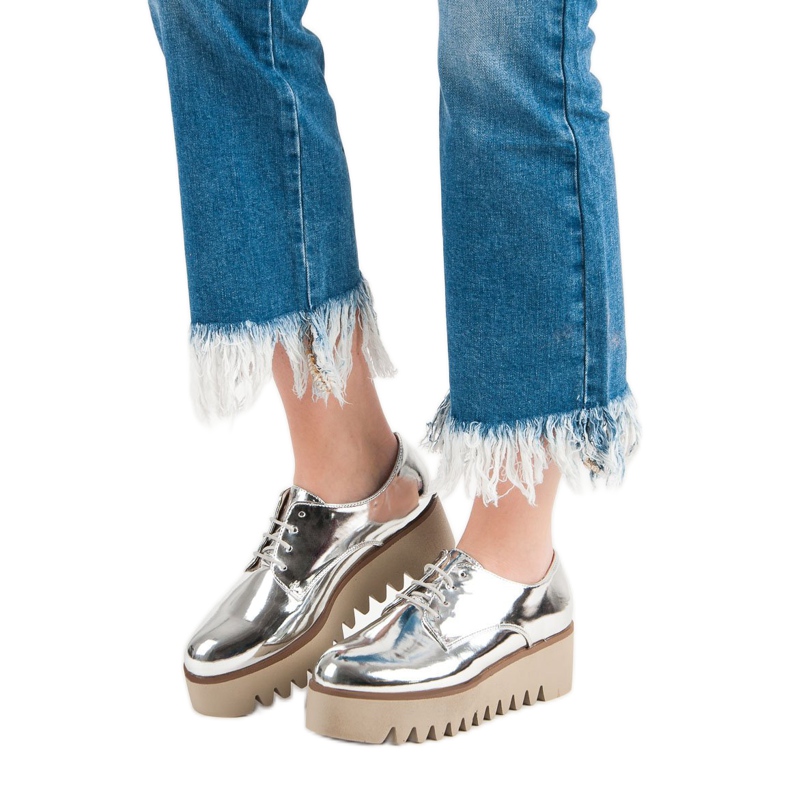 Corina Zapatos plateados con protector gris 1