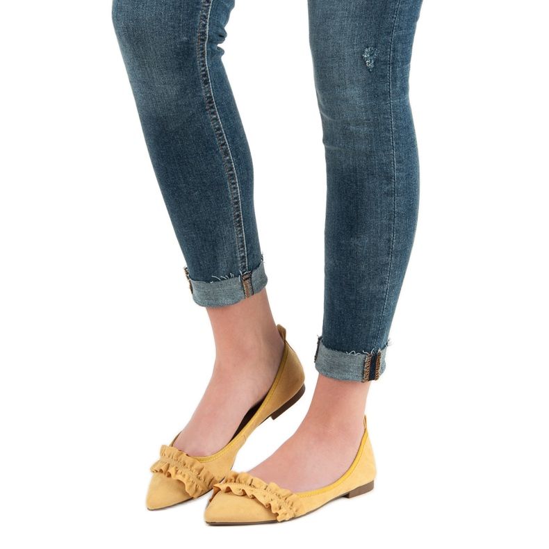 Corina Bailarinas de ante con volante amarillo 1
