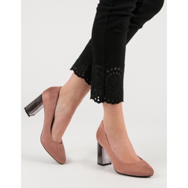 Zapatos de tacón de ante en un pilar rosado 6