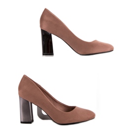 Zapatos de tacón de ante en un pilar rosado 4