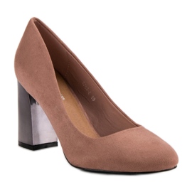 Zapatos de tacón de ante en un pilar rosa 1