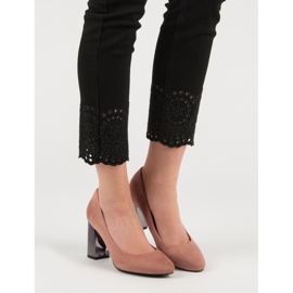 Zapatos de tacón de ante en un pilar rosado 5