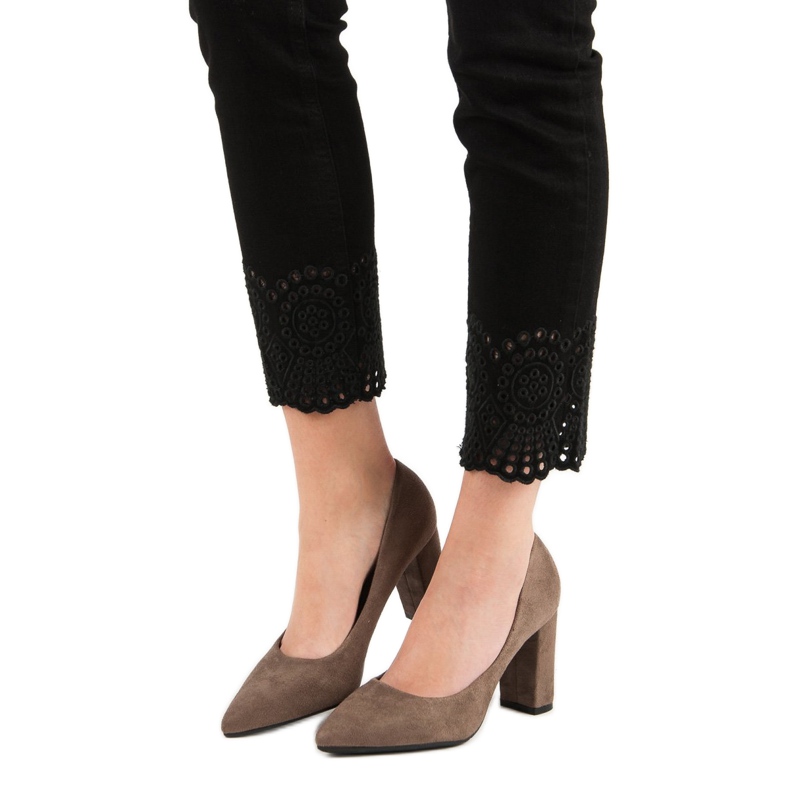 Ch. Creation Zapatos de tacón de ante en un pilar marrón 1