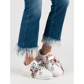 Calzado deportivo atado con una cinta blanco 2 Calzado deportivo atado con una cinta blanco 2