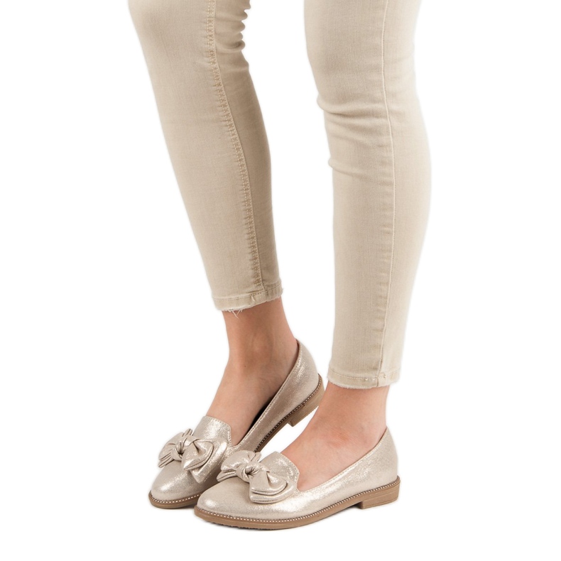 Forever Folie Bailarina dorada con un lazo dorado 2