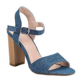 Sandalias de mezclilla en una barra azul 3