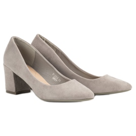 Ideal Shoes Bombas grises en un pilar 2