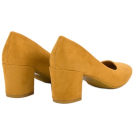 Ideal Shoes Bombas de mostaza en una barra amarillo 1
