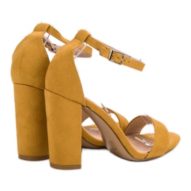 Ch. Creation Sandalias mostaza en una barra amarillo 4