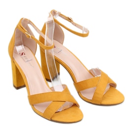 Sandalias amarillas en el poste NF-40P Amarillo 4