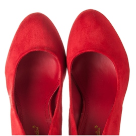 Comer Zapatos de tacón de ante en un pilar rojo 5