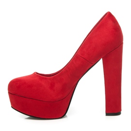 Comer Zapatos de tacón de ante en un pilar rojo 3
