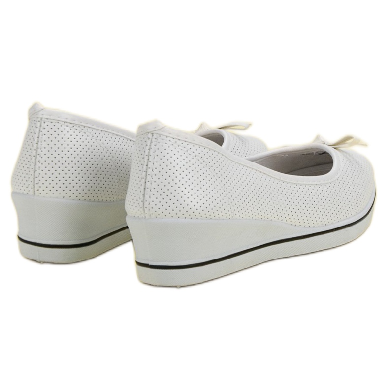 Bailarina deportiva en una cuña blanco 2