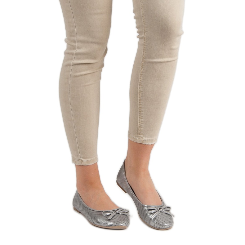 Evento Bailarina plateada con lazo gris 1