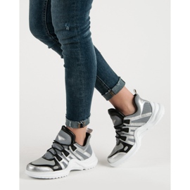 Zapatos deportivos grises 2 Zapatos deportivos grises 2