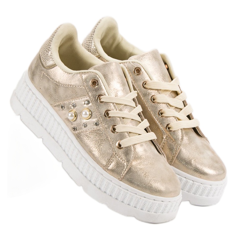 Calzado dorado en la plataforma 1