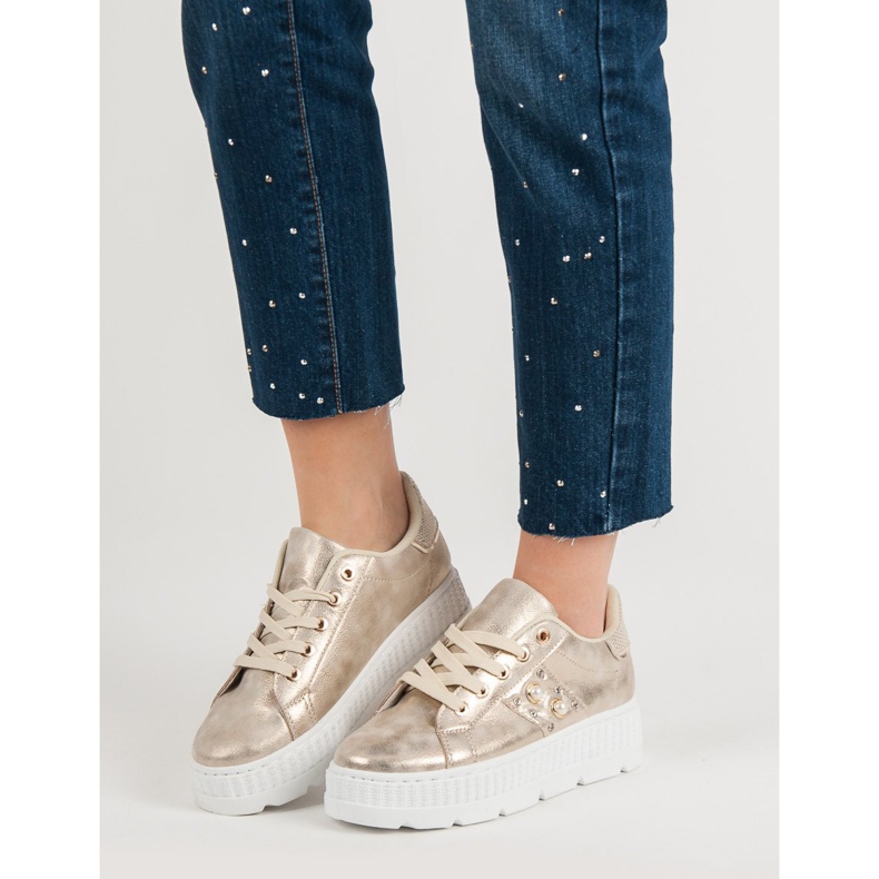 Calzado dorado en la plataforma 2