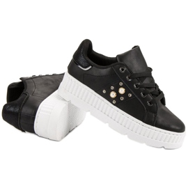 Zapatos negros en la plataforma 1 Zapatos negros en la plataforma 1