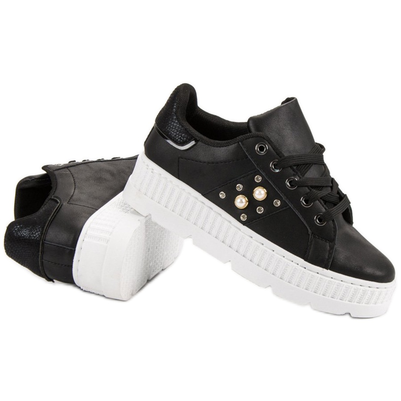 Zapatos negros en la plataforma 1 Zapatos negros en la plataforma 1