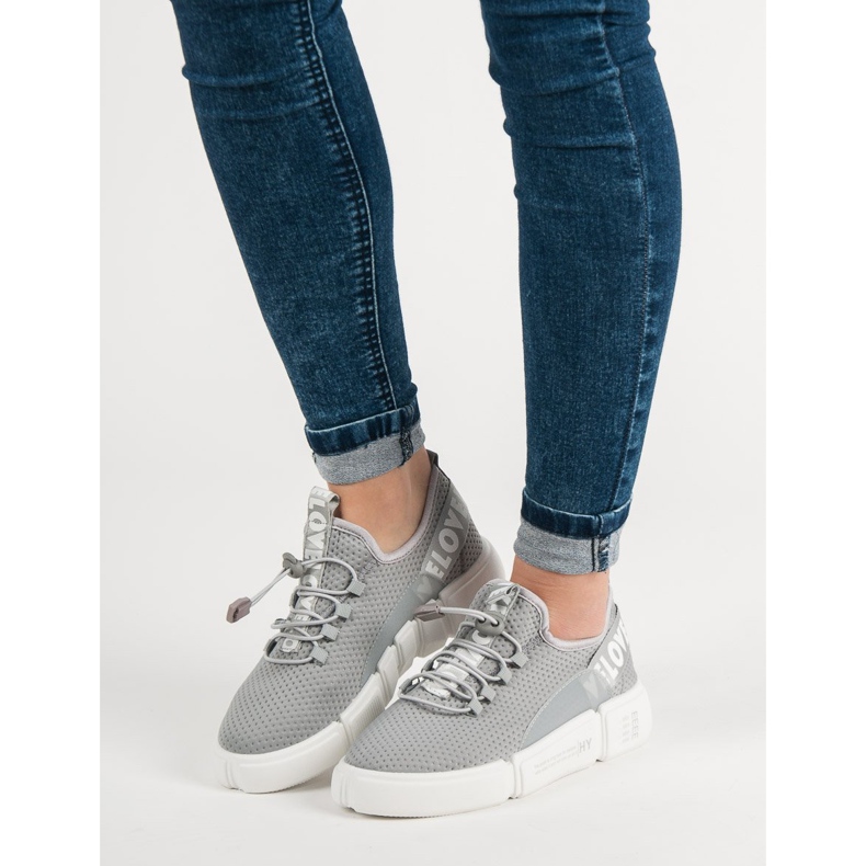 Zapatos deportivos con amor de puño gris 1