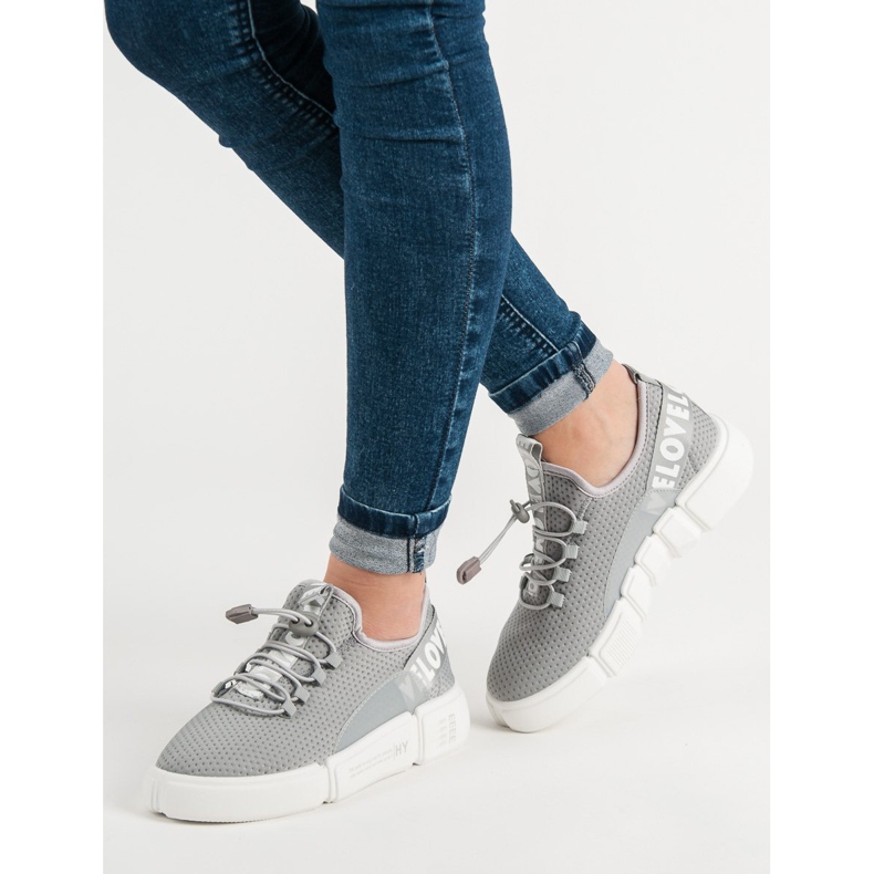 Zapatos deportivos con amor de puño gris 2