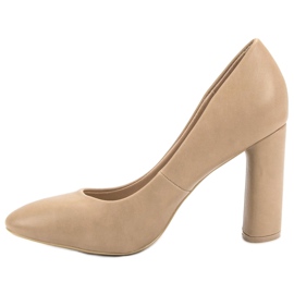 Small Swan Bombas beige en un pilar 2