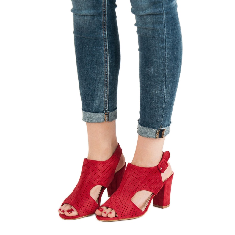 Sandalias caladas en un poste rojo 1