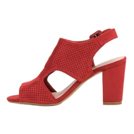 Sandalias caladas en un poste rojo 6