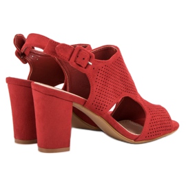Sandalias caladas en un poste rojo 4