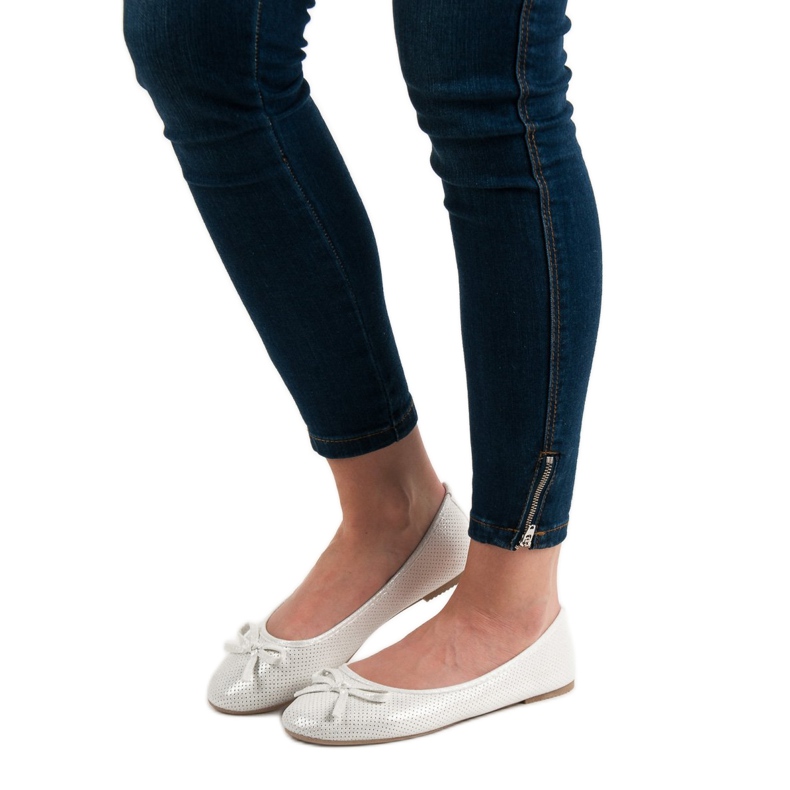 Evento Bailarina blanca con un lazo blanco 1 Evento Bailarina blanca con un lazo blanco 1