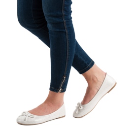 Evento Bailarina blanca con un lazo blanco 2 Evento Bailarina blanca con un lazo blanco 2