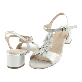 Cómodas sandalias Caprice plateado 28213 gris 4