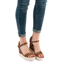 Ideal Shoes Sandalias de cuña con estilo marrón 2