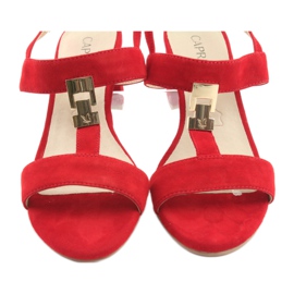 Sandalias rojas Caprice 28303 en el poste rojo 4