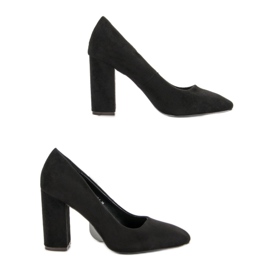 Sweet Shoes Zapatos de tacón de ante en un pilar negro 1