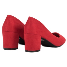 Ideal Shoes Bombas rojas en un pilar rojo 5